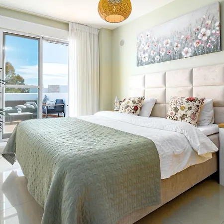 Gorgeous 3 Bedroom Town House In El Paraiso Overlooking La Concha Mountain Holiday home