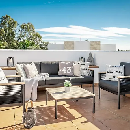 Gorgeous 3 Bedroom Town House In El Paraiso Overlooking La Concha Mountain Holiday home *